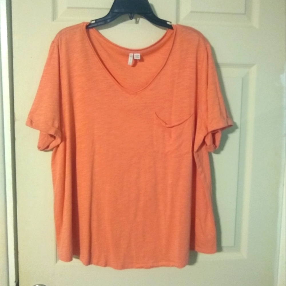 ⭐️NWOT Pocket Vneck Tee